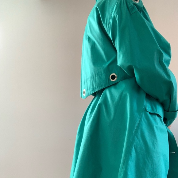 Vintage turquoise, lightweight cotton trenchcoat with belt and raglan sleeves. - Picture 2 of 13